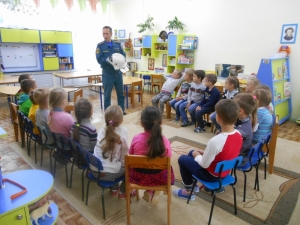Об огне и пожарной каске дошколятам поведали огнеборцы