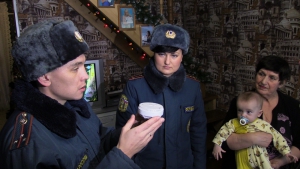 Накануне Нового года многодетным семьям вручают пожарные извещатели и сладкие подарки